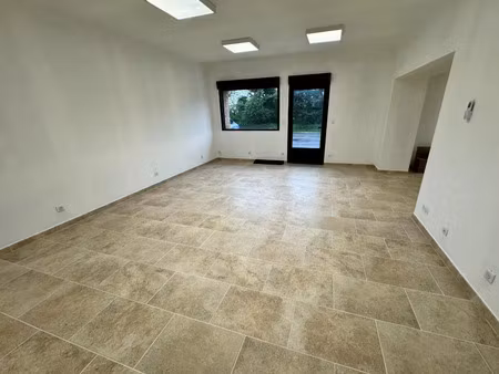 location commerce 2 pièces 65 m² à mouriès (13890)