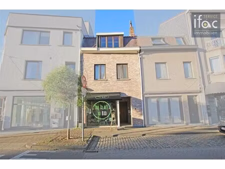 opbrengsteigendom met 2 flats en handelsruimte