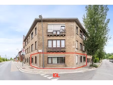 gerenoveerd gelijkvloersappartement met 2 slaapkamers & garage