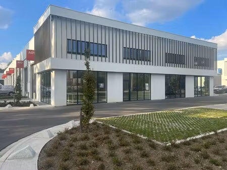 moderne kmo-unit met showroom/kantoor in genk
