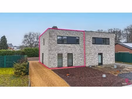 nieuwbouw met 4 slpk en aangelegde tuin e-peil 4 te koersel!