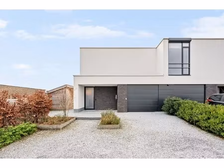recente en energiezuinige woning met 3 slaapkamers  ruime garage en tuin.
