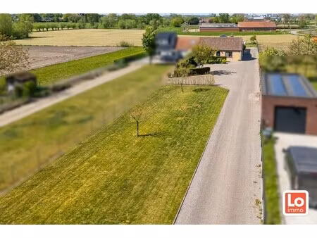 landelijk gelegen half open woning met ruim bijgebouw (ca. 65m) en grote tuin met open zic