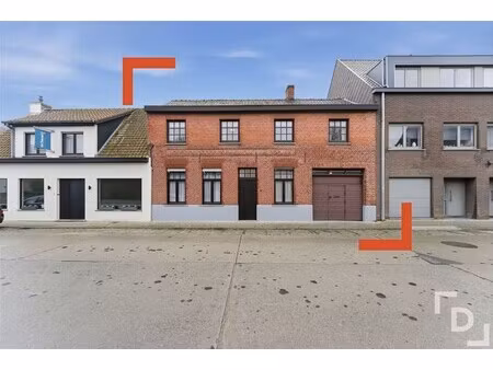 te renoveren woning met inpandige garage in centrum watou