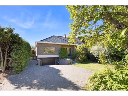 lichtrijke villa nabij de dorpskern