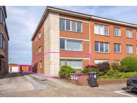 te renoveren gelijkvloers appartement met 2 slaapkamers en garagebox!