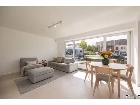 volledig gerenoveerd gelijkvloers appartement op top locatie