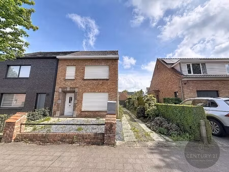 te renoveren halfopen bebouwing met 4 slaapkamers