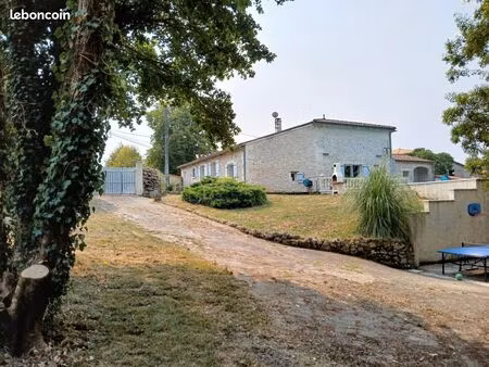 maison charentaise en bordure de rivière avec piscine et étang