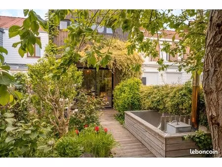 jolie maison lumineuse dans cadre verdoyant