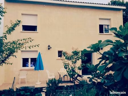 maison spacieuse et moderne  avec joli jardin