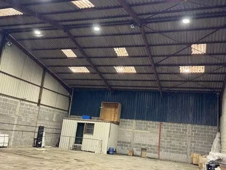 entrepôt de 450m2 avec une hauteur de 10m