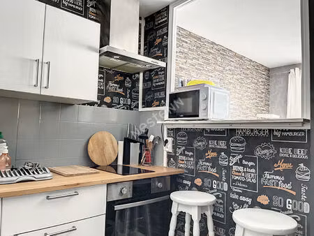 bel appartement studio meublé de 28 m2 avec garage en plein centre d'yssingeaux