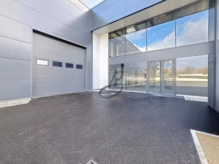 location local d'activités 417 m²