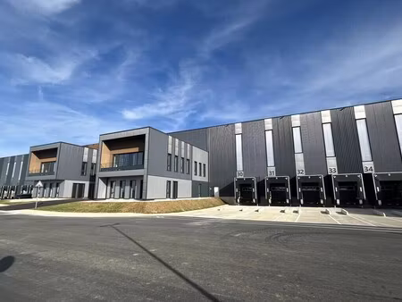 location entrepôt sens 89100 4794m² à 49201m²
