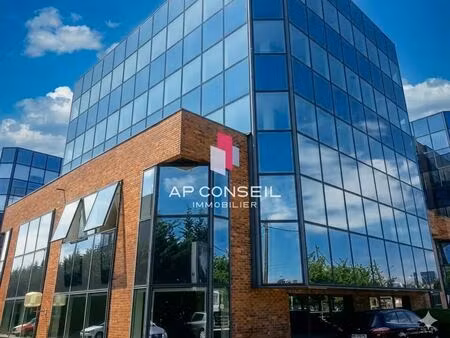 location bureaux 93 m² à 2 991 m²