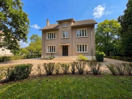briey-haut : rare maison de maître avec parc clos