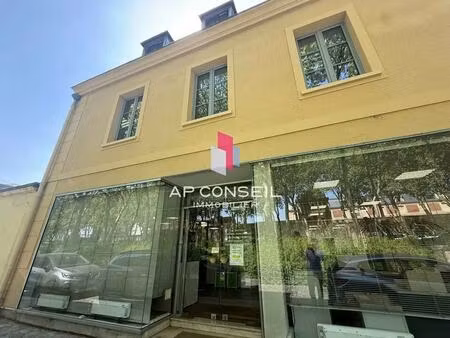 location commerce versailles 78000 384m²
