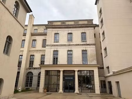 location bureaux 697 m²