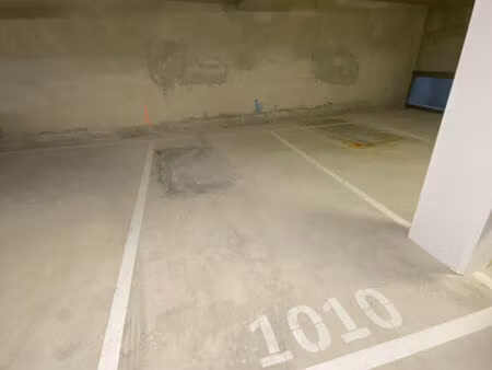 location parking / box  12.00m²  montreuil