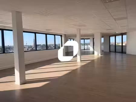 location bureaux 27 m² à 1 597 m²