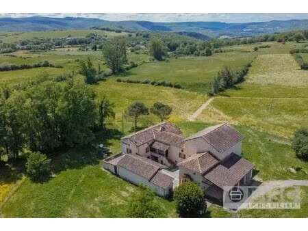 beau corps de ferme avec cour interieure grand grange et 2 3 hectares de terrain.