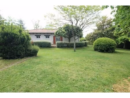 maison de village au style contemporain  avec jardin et petit bois