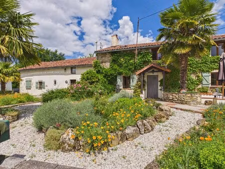 ferme charentaise magnifiquement rénovée avec gîte