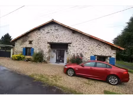 maison en pierre de trois chambres avec grande grange