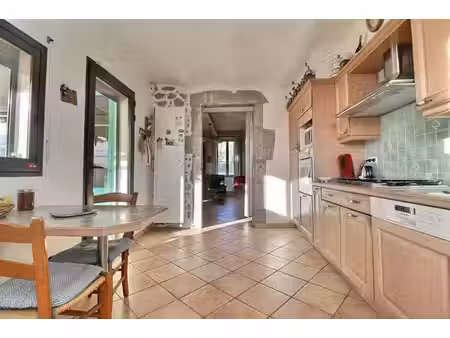 maison avec studio + vastes dépendances ? fort potentiel ? lanas (07200)