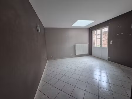 maison 3 pièces avec parking en centre-ville.
