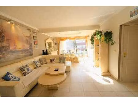 bel appartement lumineux de 79 m² à sint - pieters -leeuw