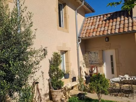 ensemble immobilier composé d'une maison familliale de 200m² environ et d'une maison de 10