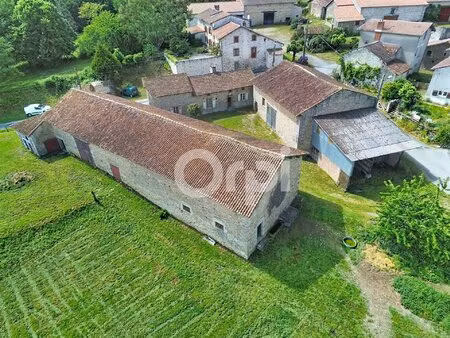 corps de ferme avec 4 ha  étang de 4 000 m² et dépendances exceptionnelles à nantiat