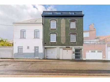 immeuble de rapport (5 unités) et 2 garages au centre de hal