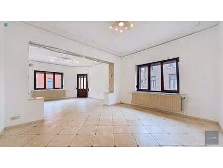 spacieuse maison avec grande cour et garage