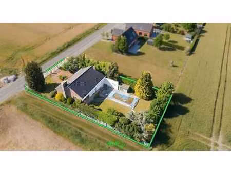 villa avec piscine très bien située à 2' de la ville.