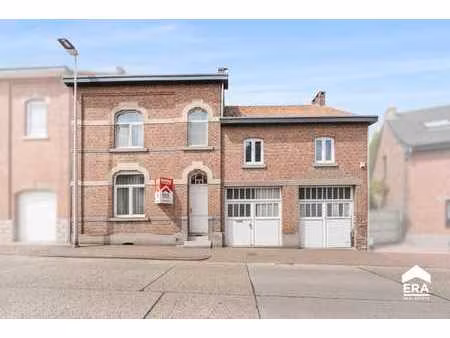 maison semi-ouverte avec cour ensoleillée
