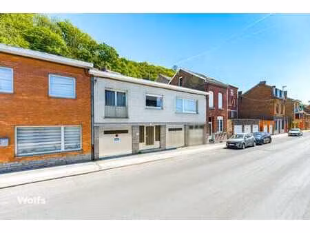 spacieuse maison d’habitation avec garages et terrasse !