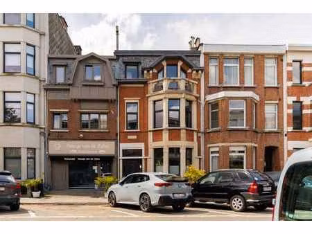 maison rénovée avec jardin luxuriant au cœur du pulhof