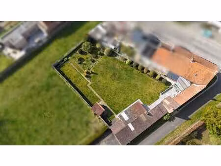 spacieuse maison sur un grand terrain avec de nombreuses ...