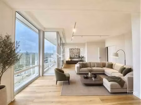 magnifique penthouse 3 chambres avec terrassses et garage