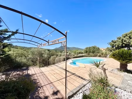 maison traditionnelle 147.40 m² sur 2 384 m² de terrain avec piscine