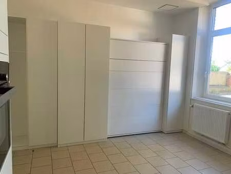 studio complètement rénové et aménagé