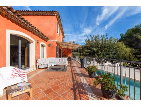villa de luxe à vendre dans le quartier bois fleuri-chevre d'or-saint philippe