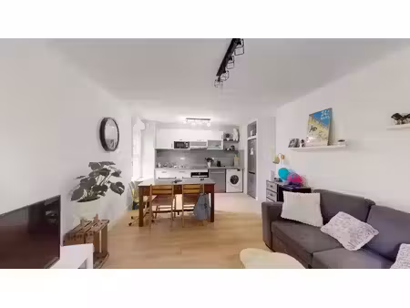 entièrement rénové appartement t3 rdc 52.81 m2 résidence ave