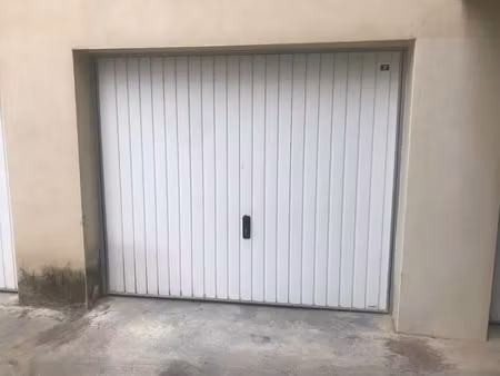location commerce à nîmes (30900)