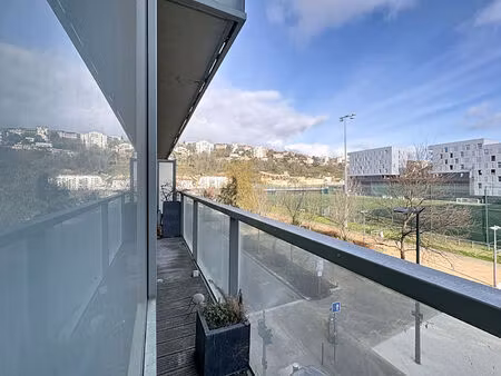 t2 de 52 m² avec balcon dans immeuble emblématique de confluence