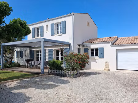 élégante maison familiale avec piscine entre océan et village historique