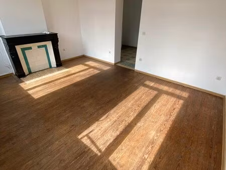 maison ? avec 2 cours privatives ?  3 espaces nuit ?